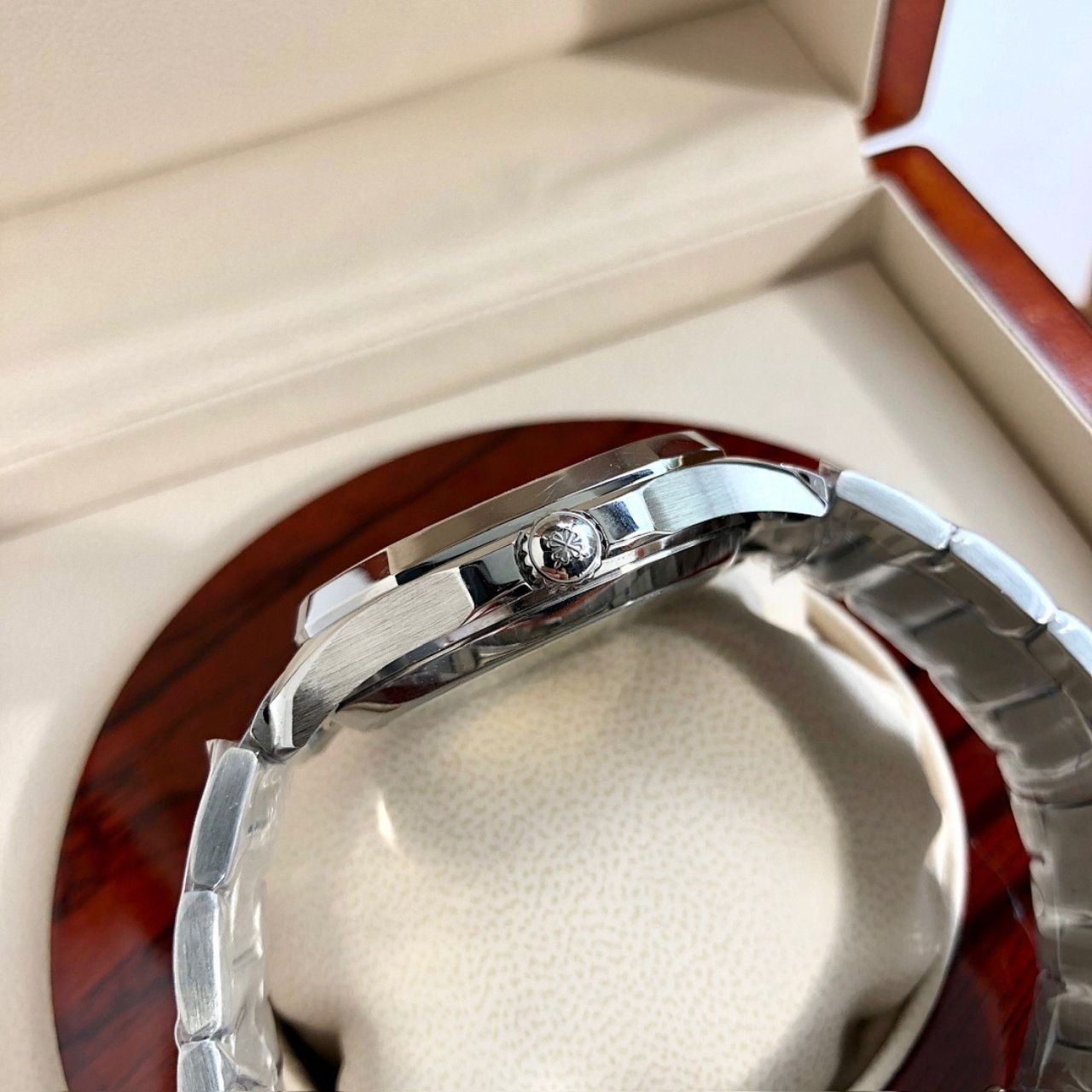 Patek Philippe Aquanaut Diamond Blue Dial 40mm - Image 6