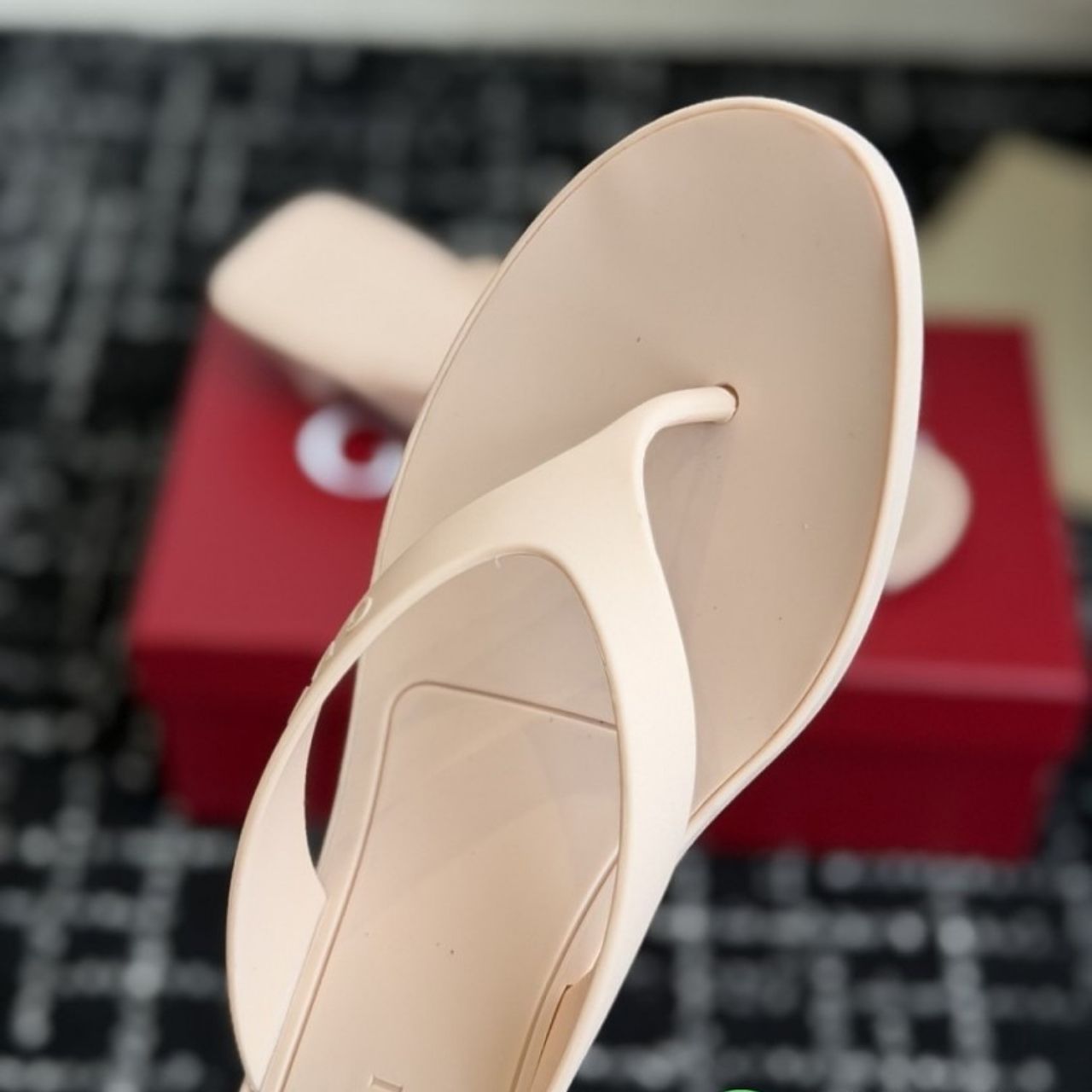 Gucci Women's Vittoria Thong Beige Rubber - Image 4