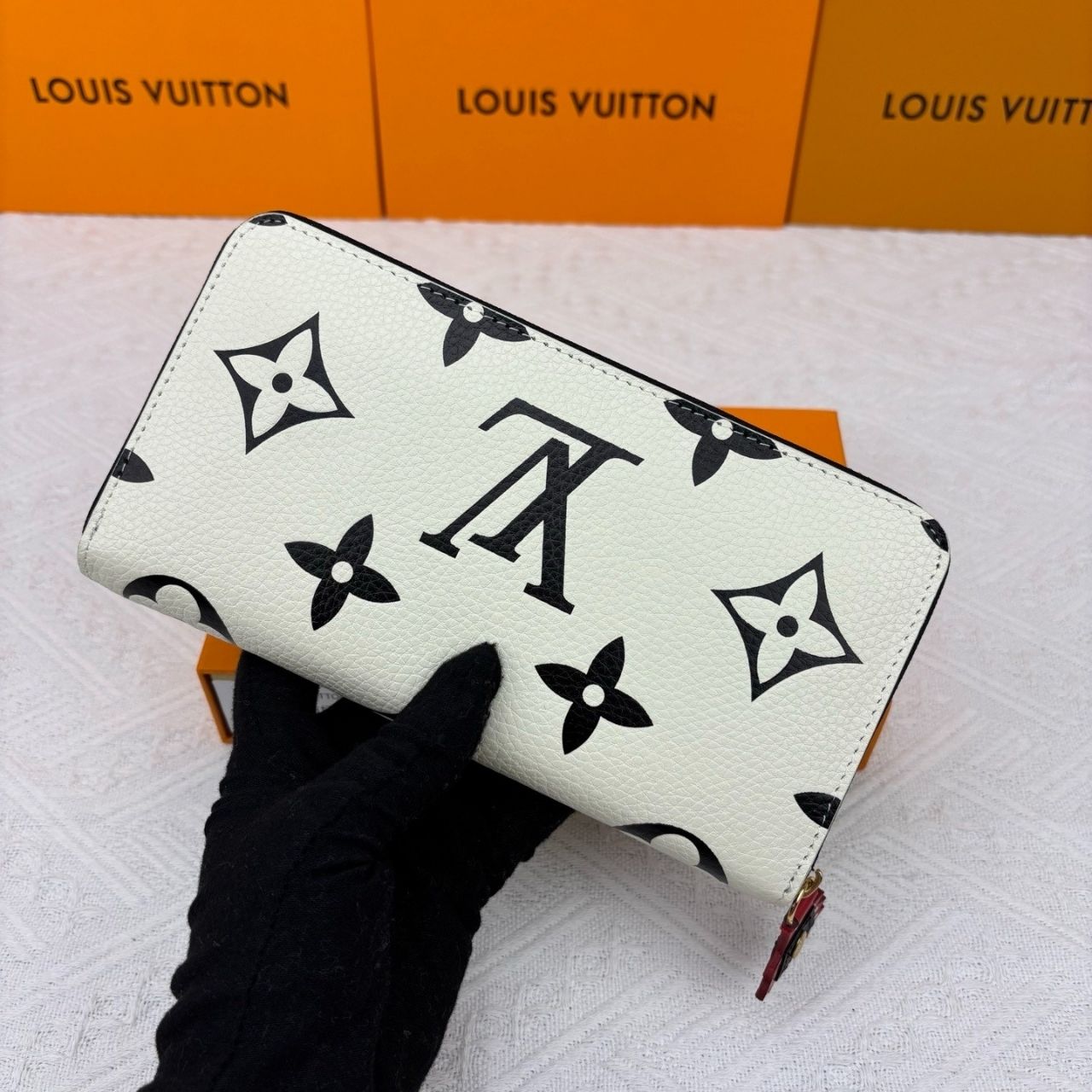 Louis Vuitton Zippy Wallet Monogram Crafty White 20Cm M69698 - Image 9