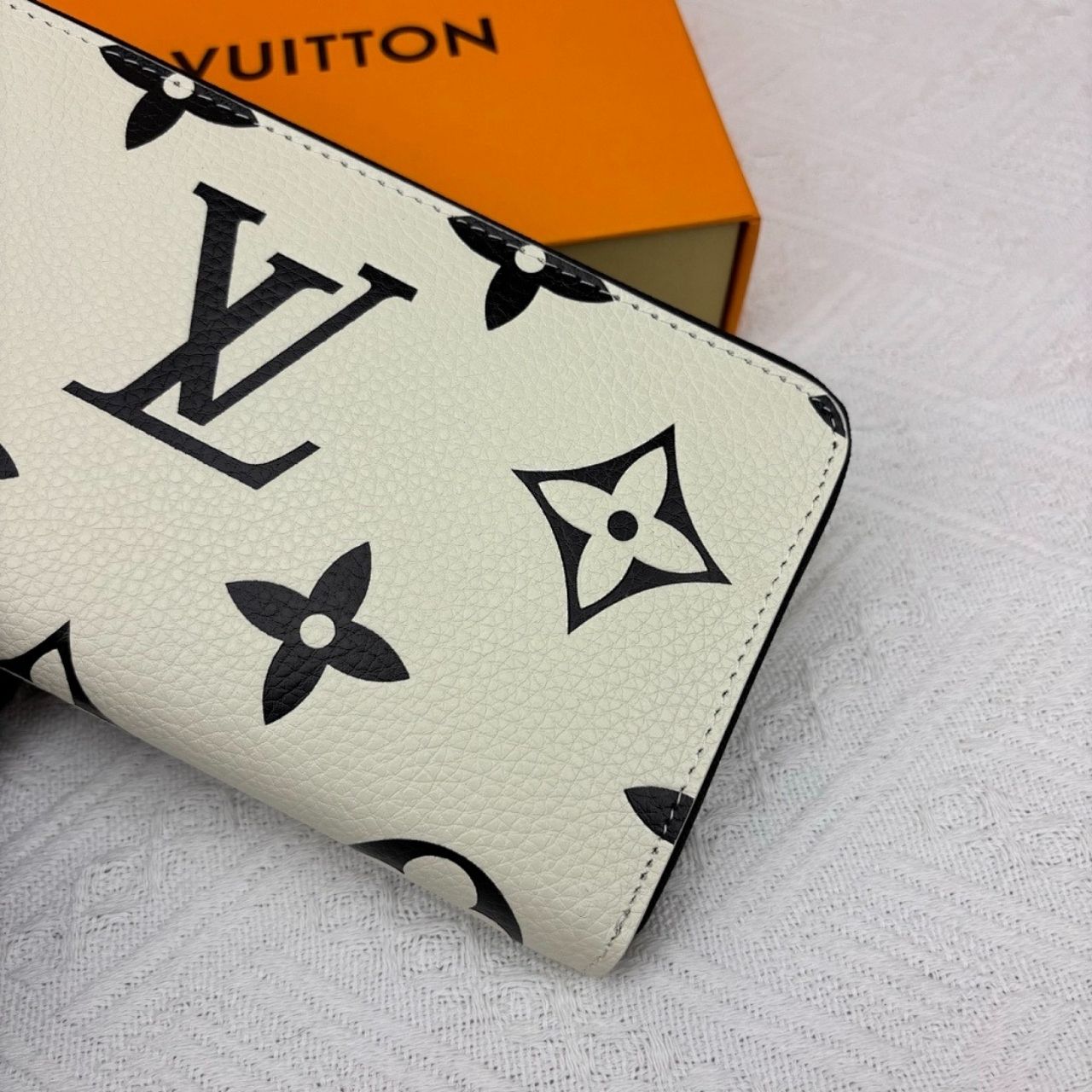 Louis Vuitton Zippy Wallet Monogram Crafty White 20Cm M69698 - Image 6