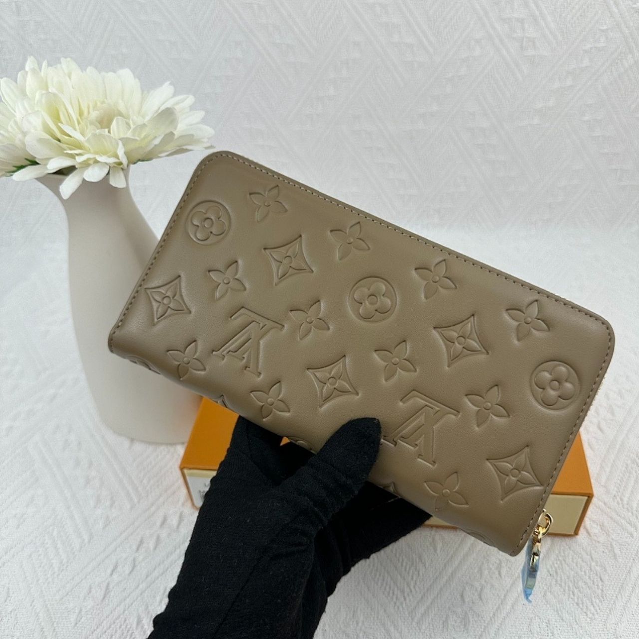 Louis Vuitton Zippy Wallet Coussin Monogram Taupe 19cm - Image 7