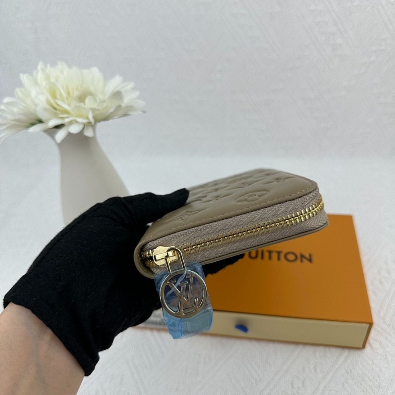Louis Vuitton Zippy Wallet Coussin Monogram Taupe 19cm - Image 6