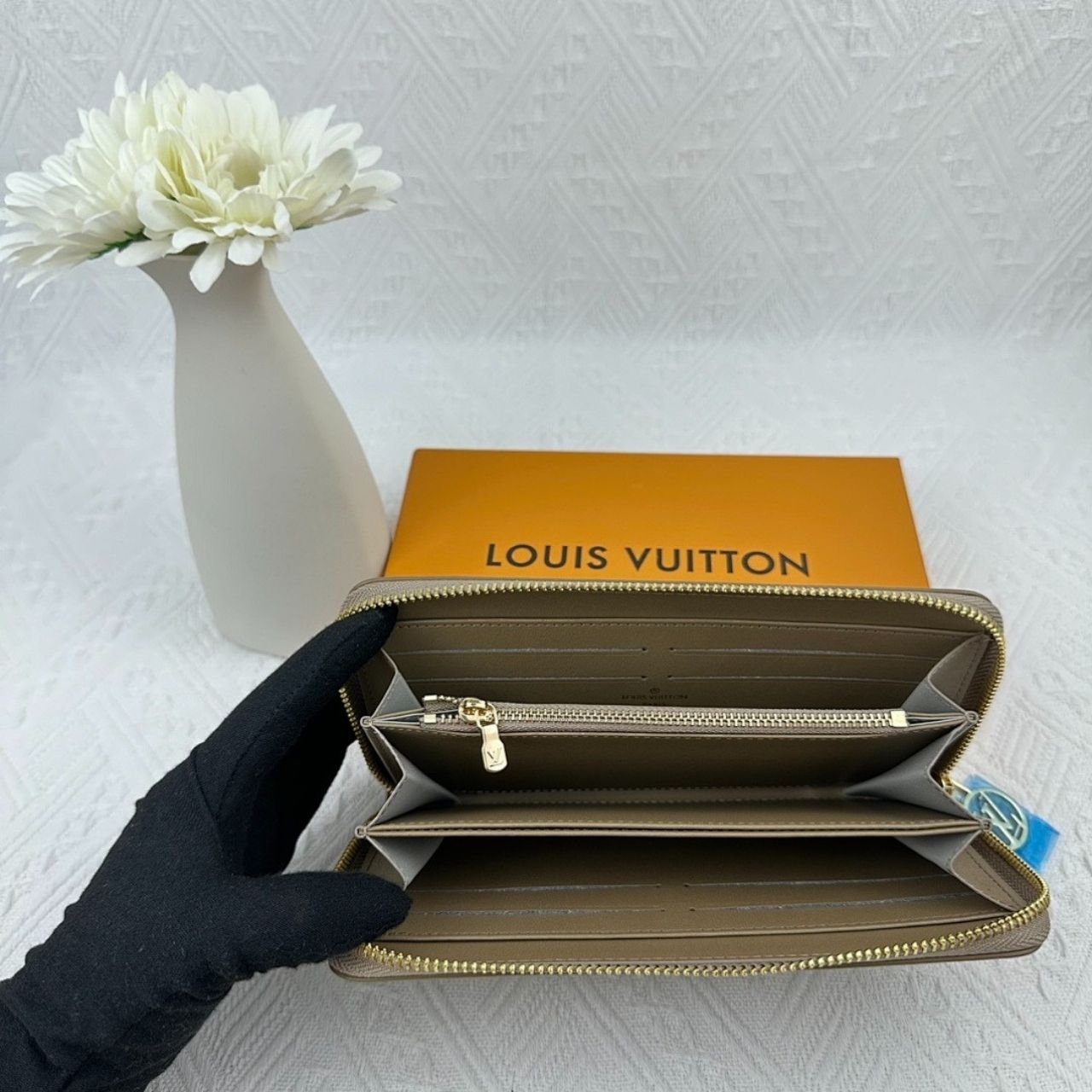 Louis Vuitton Zippy Wallet Coussin Monogram Taupe 19cm - Image 5