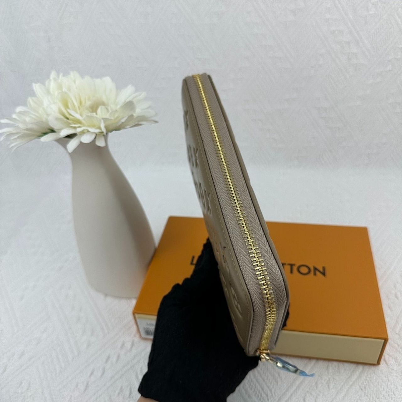Louis Vuitton Zippy Wallet Coussin Monogram Taupe 19cm - Image 4