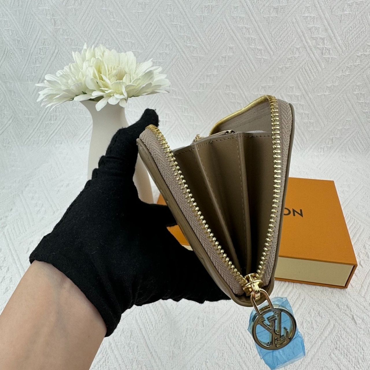 Louis Vuitton Zippy Wallet Coussin Monogram Taupe 19cm - Image 3