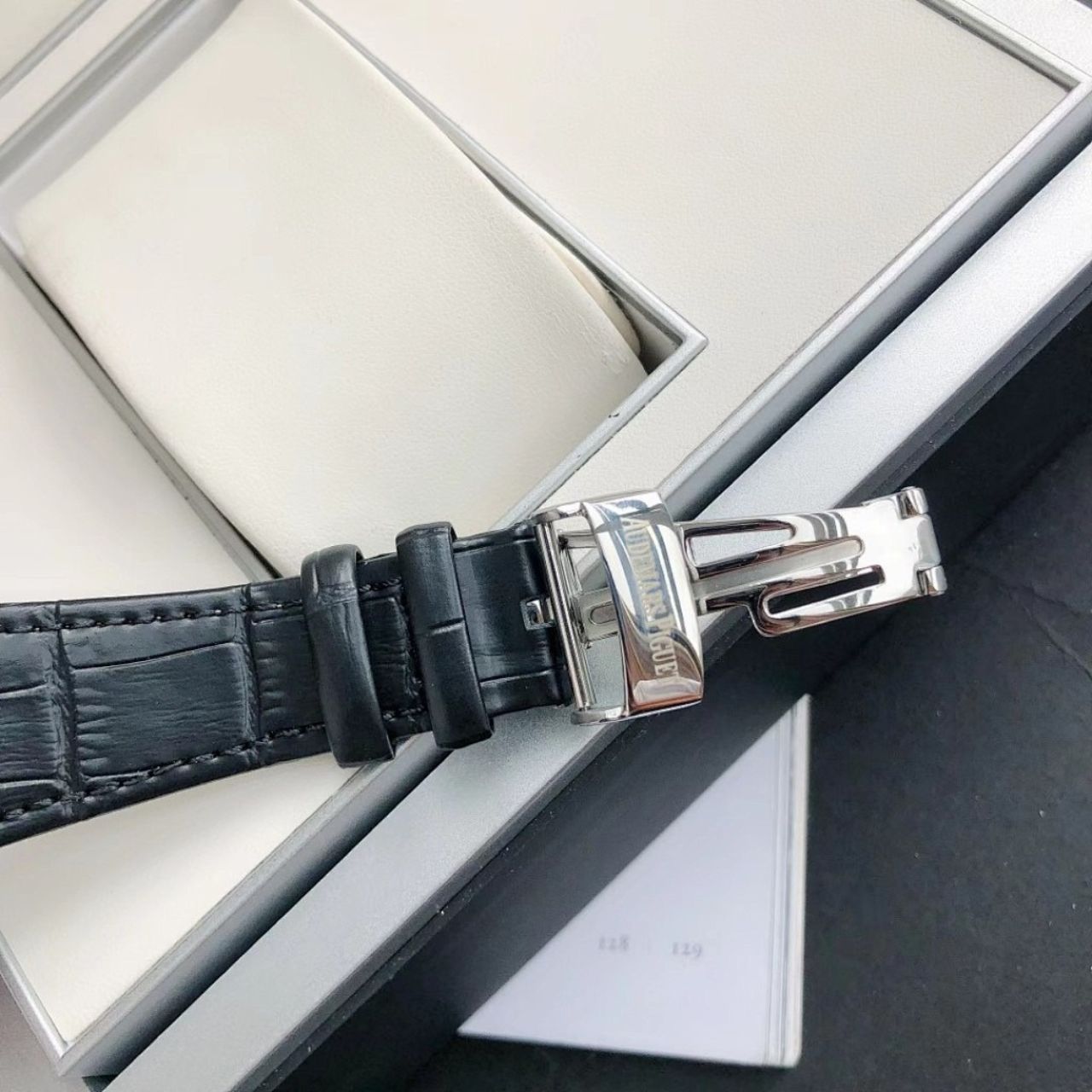 Audemars Piguet Royal Oak 15400 Blue Dial Leather Strap 41mm - Image 5
