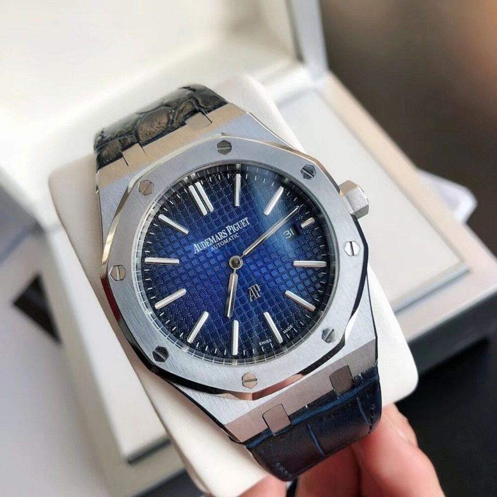 Alternative view of Audemars Piguet Royal Oak 15400 Blue Dial Leather Strap 41mm