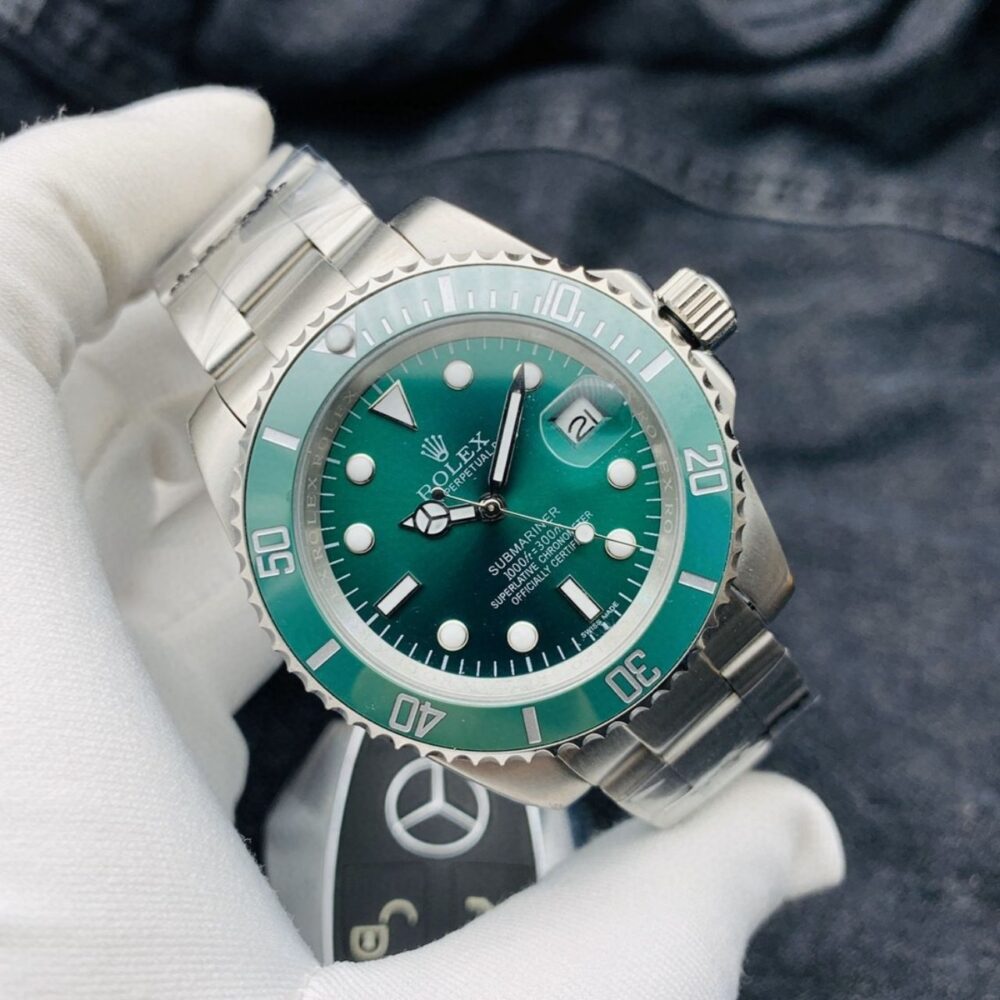 Alternative view of Rolex Submariner 116610LV The Hulk 40mm
