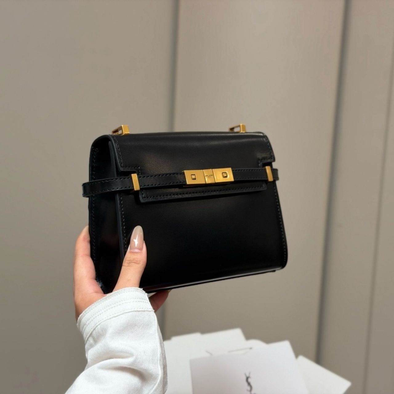Saint Laurent Manhattan Shoulder Bag Black 19Cm - Image 3
