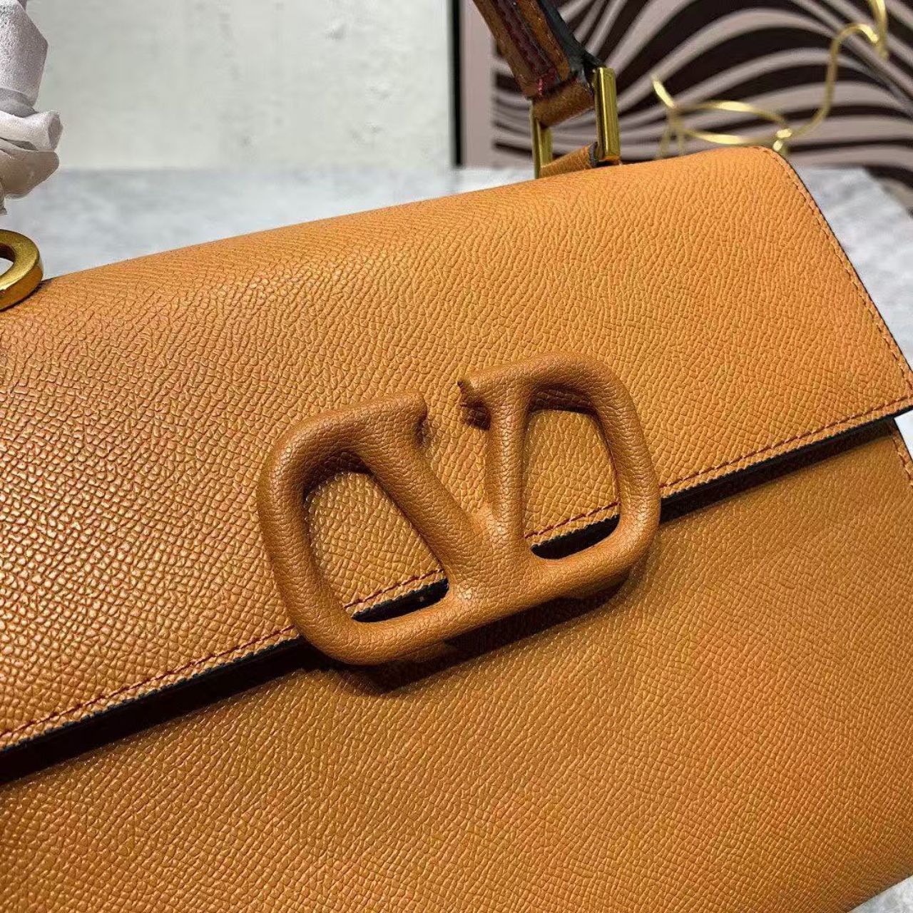 Valentino Garavani Vsling Small Handbag In Grainy Calfskin 25cm - Image 6