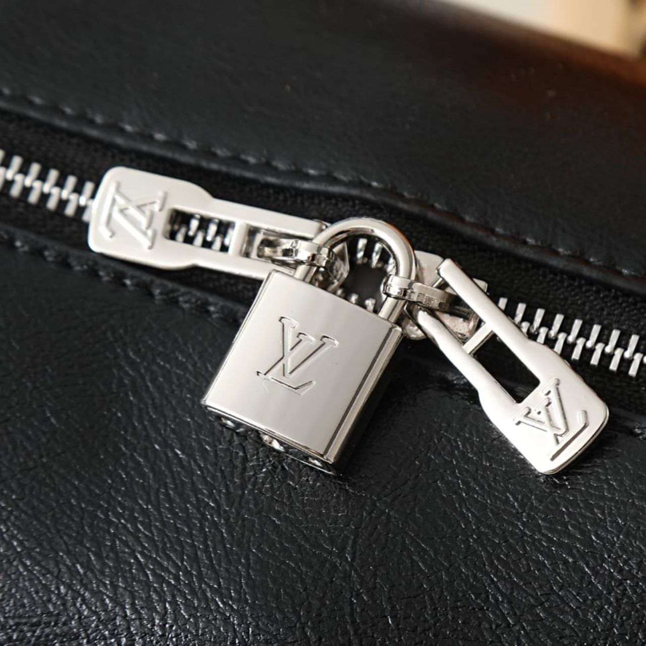 Louis Vuitton Express PM Saga Noir 26cm M27920 - Image 10