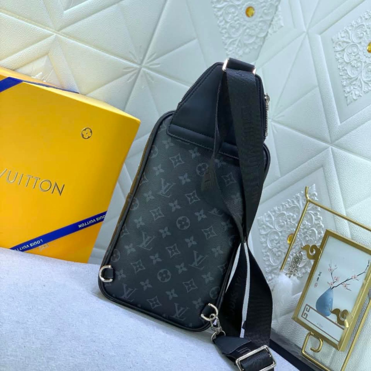 Louis Vuitton Avenue Slingbag PM Monogram Eclipse 31cm M47137 - Image 4