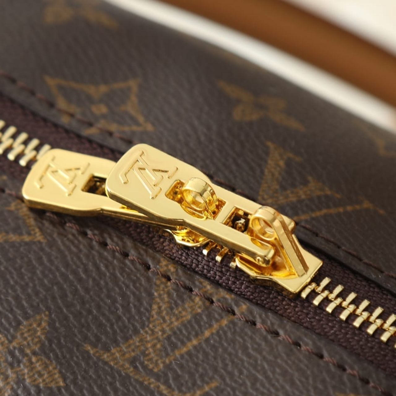 Louis Vuitton Express PM Monogram 26cm - Image 9