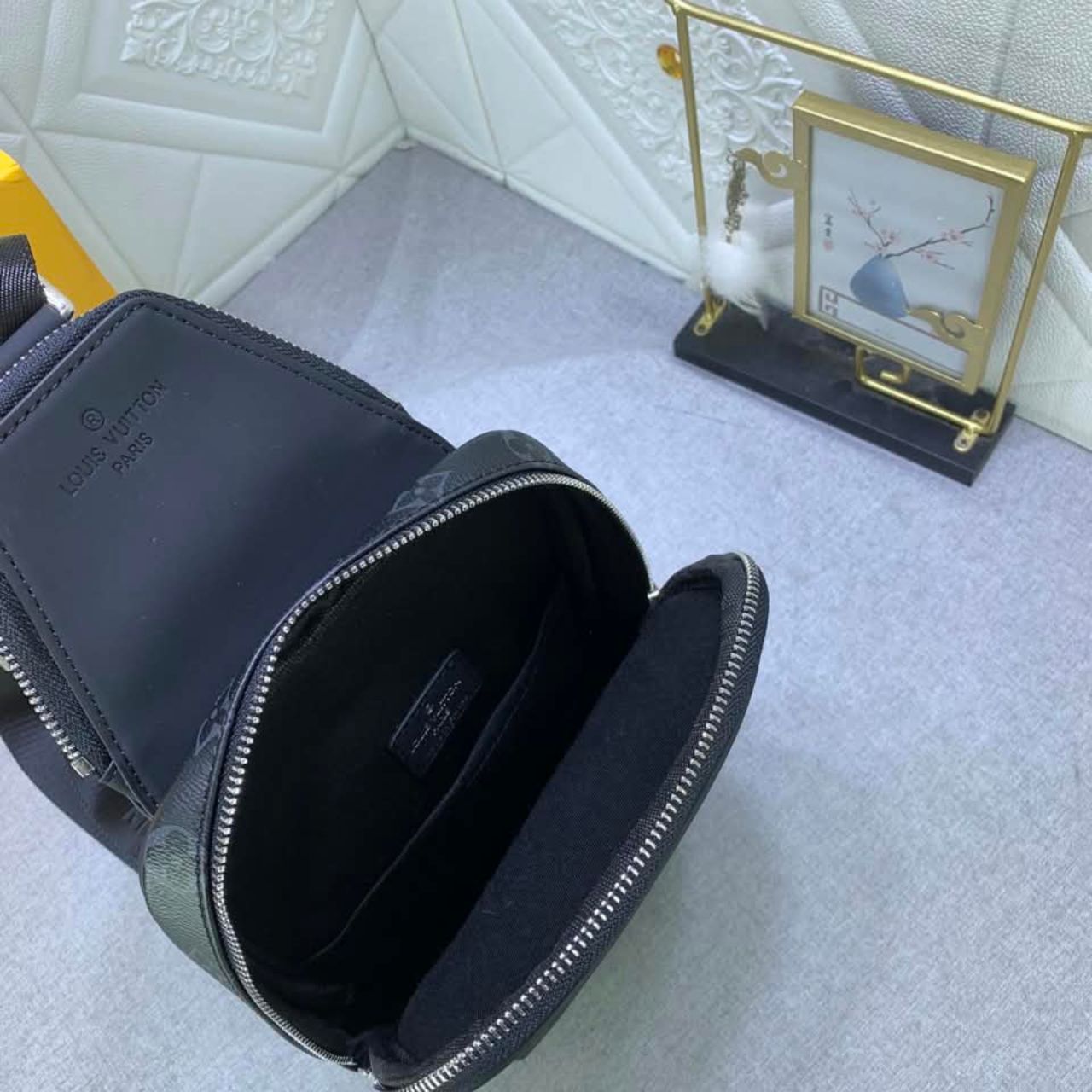Louis Vuitton Avenue Slingbag PM Monogram Eclipse 31cm M47137 - Image 6