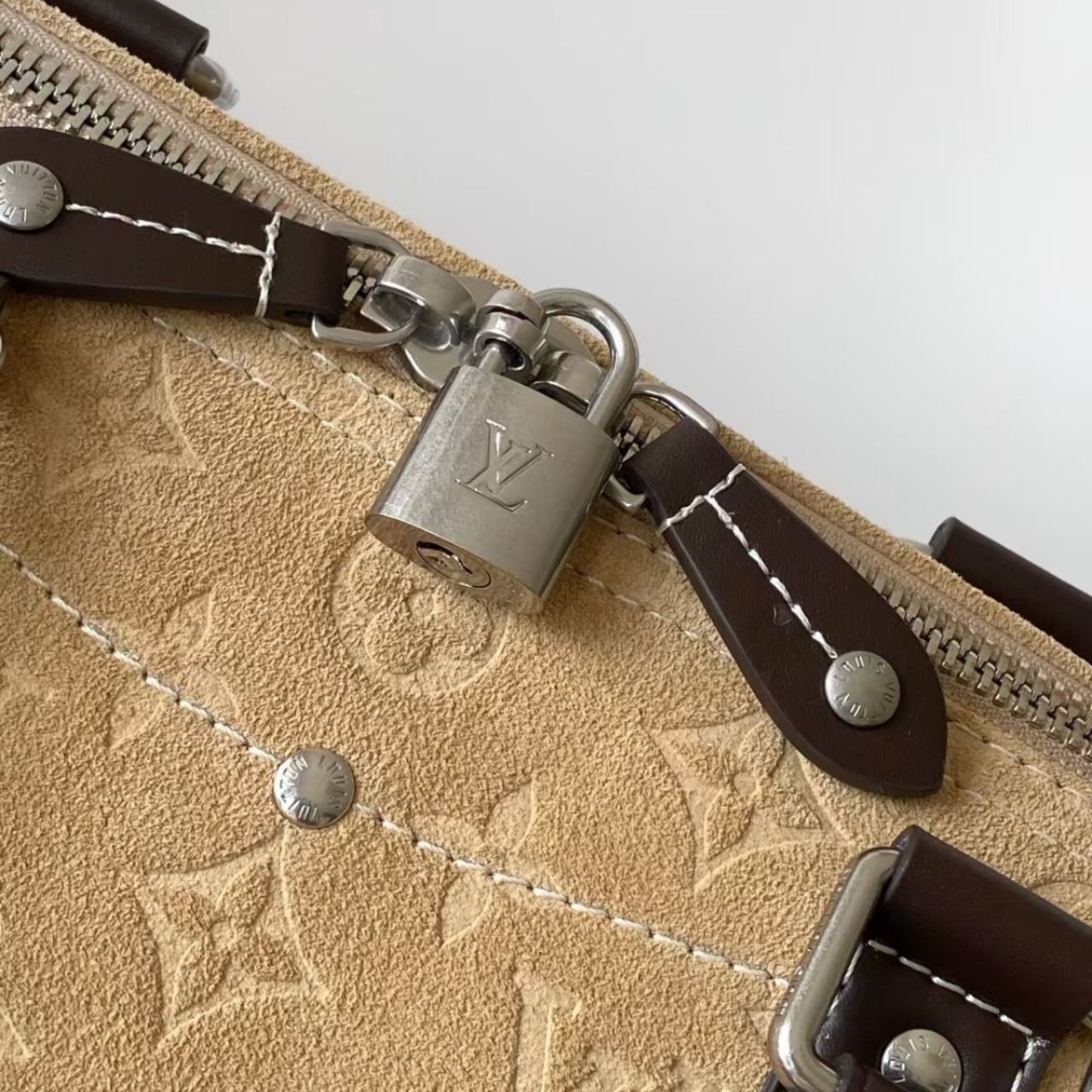 Prestige Edition - Louis Vuitton Keepall Bandoulière 50 Monogram Suede 50cm M26127 - Image 9