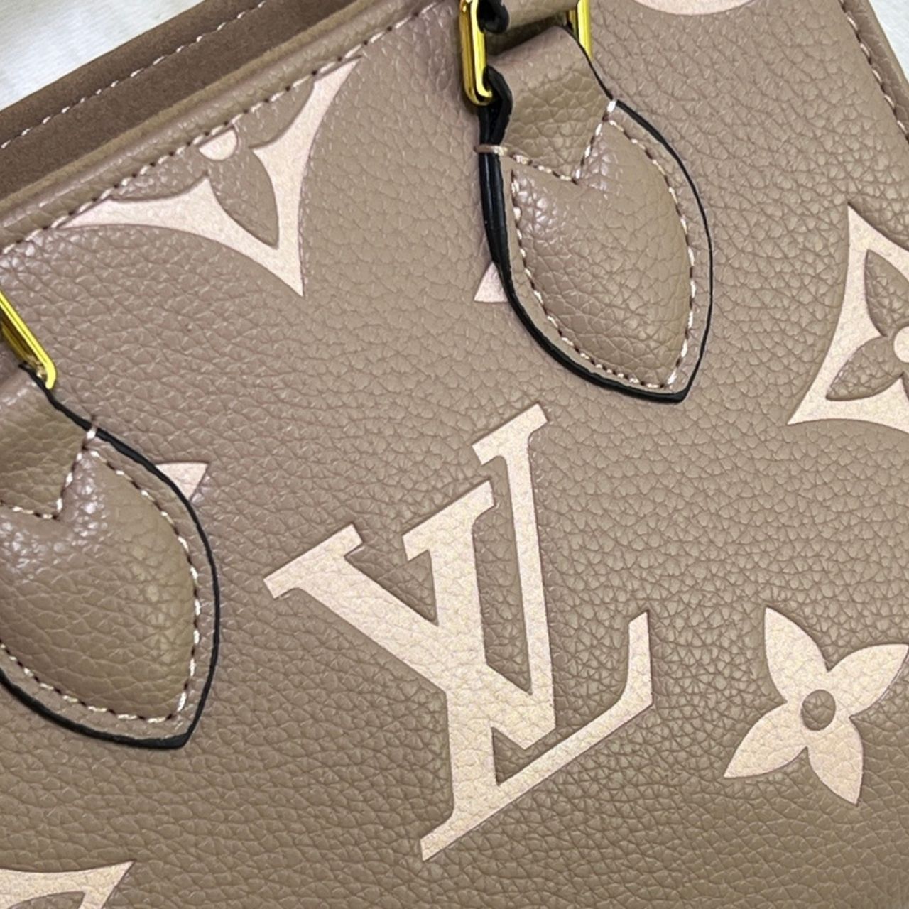Louis Vuitton OnTheGo PM Monogram Empreinte Tourterelle Beige Cream 18cm M45779 - Image 9