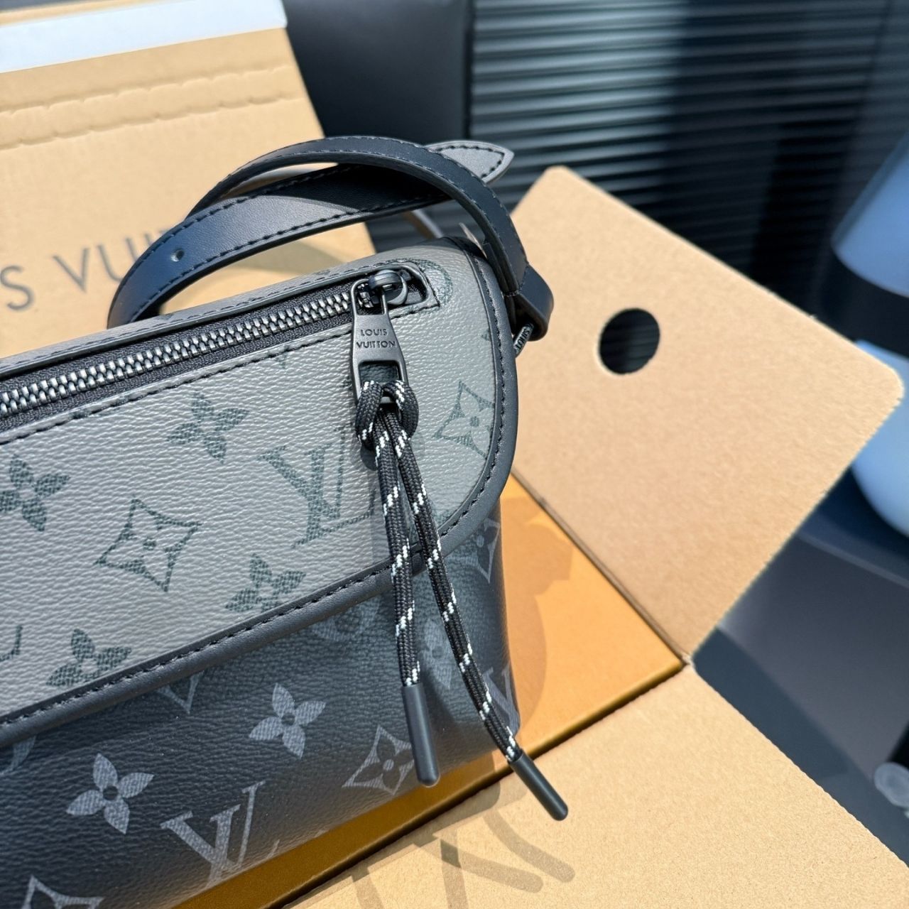 Louis Vuitton Pulse Wearable Wallet Monogram Eclipse 15cm M12806 - Image 8