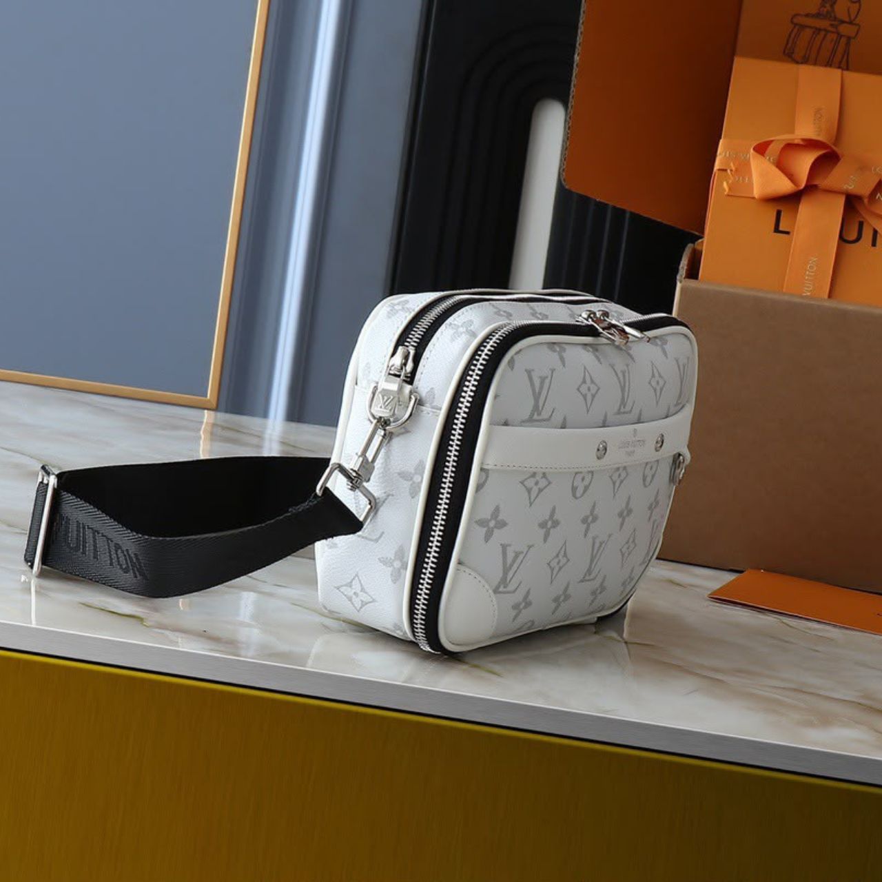 Louis Vuitton Alpha Messenger Optic White 24cm M31069 - Image 4