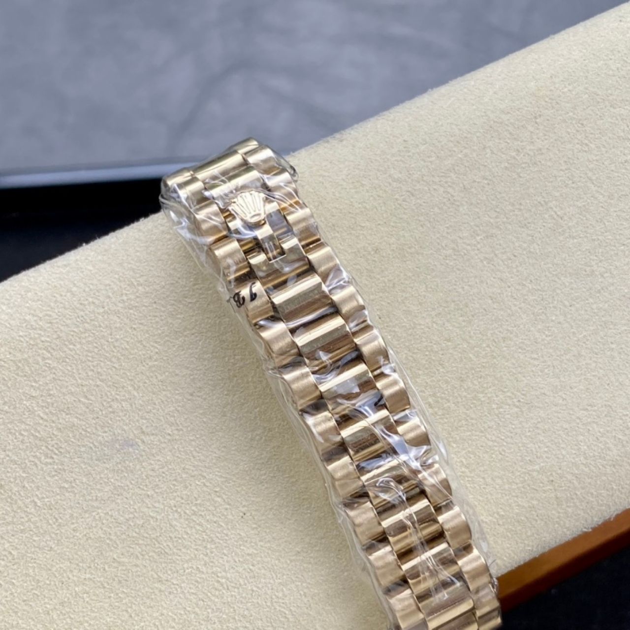 Rolex Datejust 31 Pink Diamond Dial Gold Tone Watch 31mm - Image 9