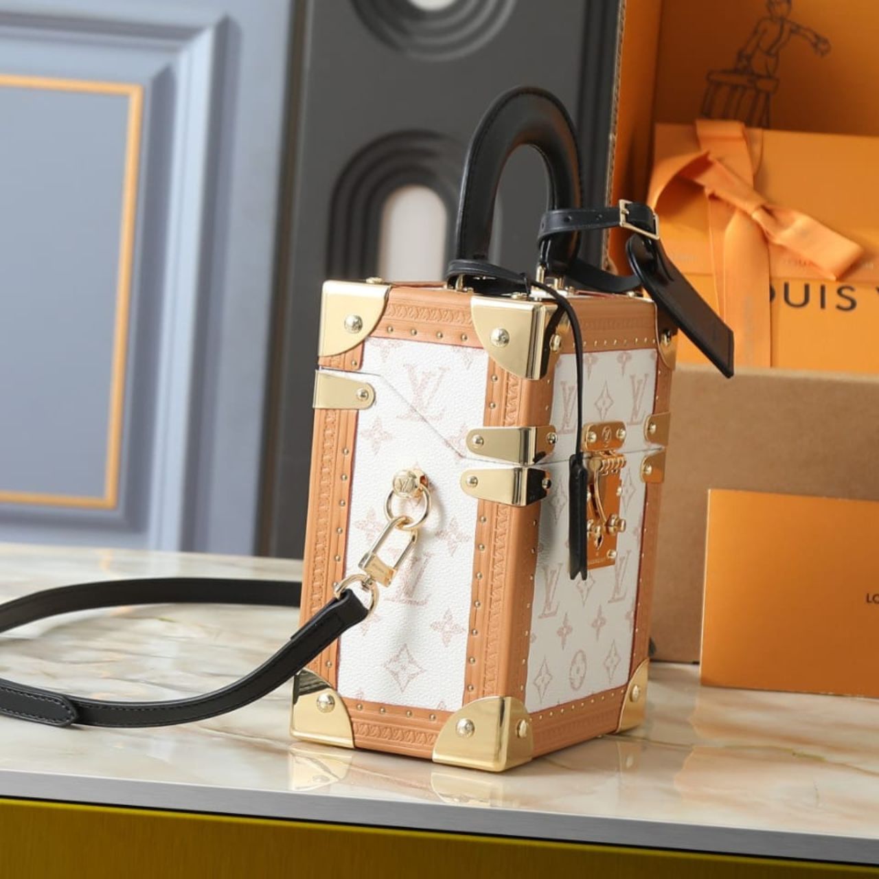Louis Vuitton Camera Box Monogram Beige 21.5cm M10329 - Image 3