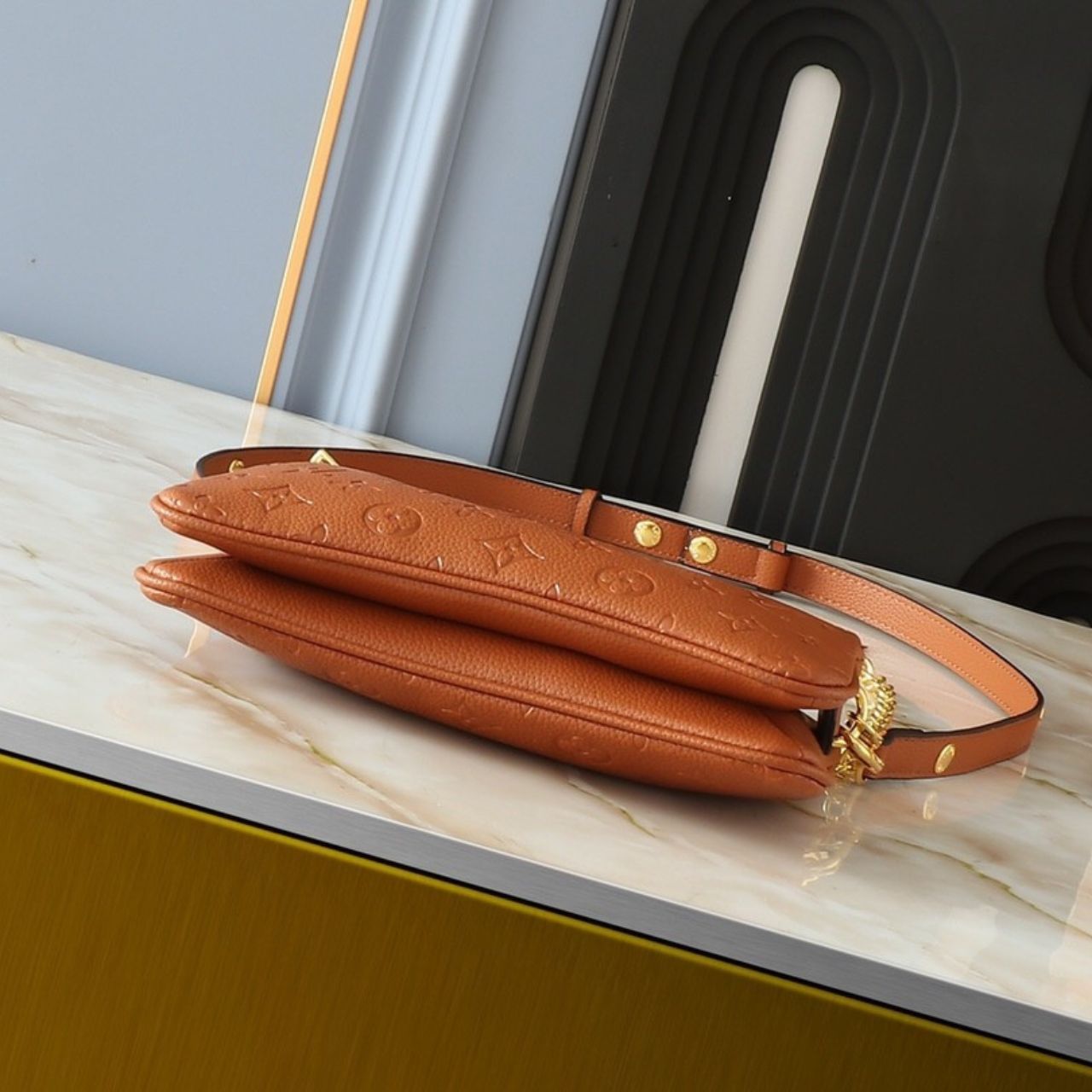 Louis Vuitton Liv Pochette Cognac Brown 26cm M11916 - Image 4