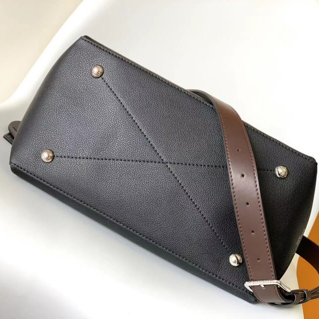 Prestige Edition – Louis Vuitton Beaubourg Hobo MM Black 32cm - Image 4