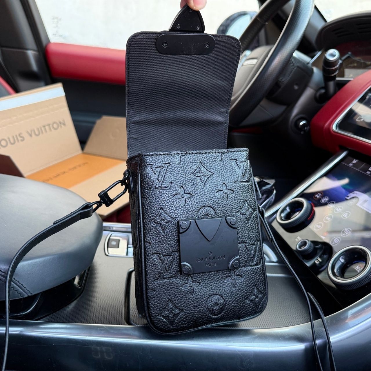 Louis Vuitton S-Lock Vertical Wearable Wallet Monogram Taurillon Black 19cm M81524 - Image 7