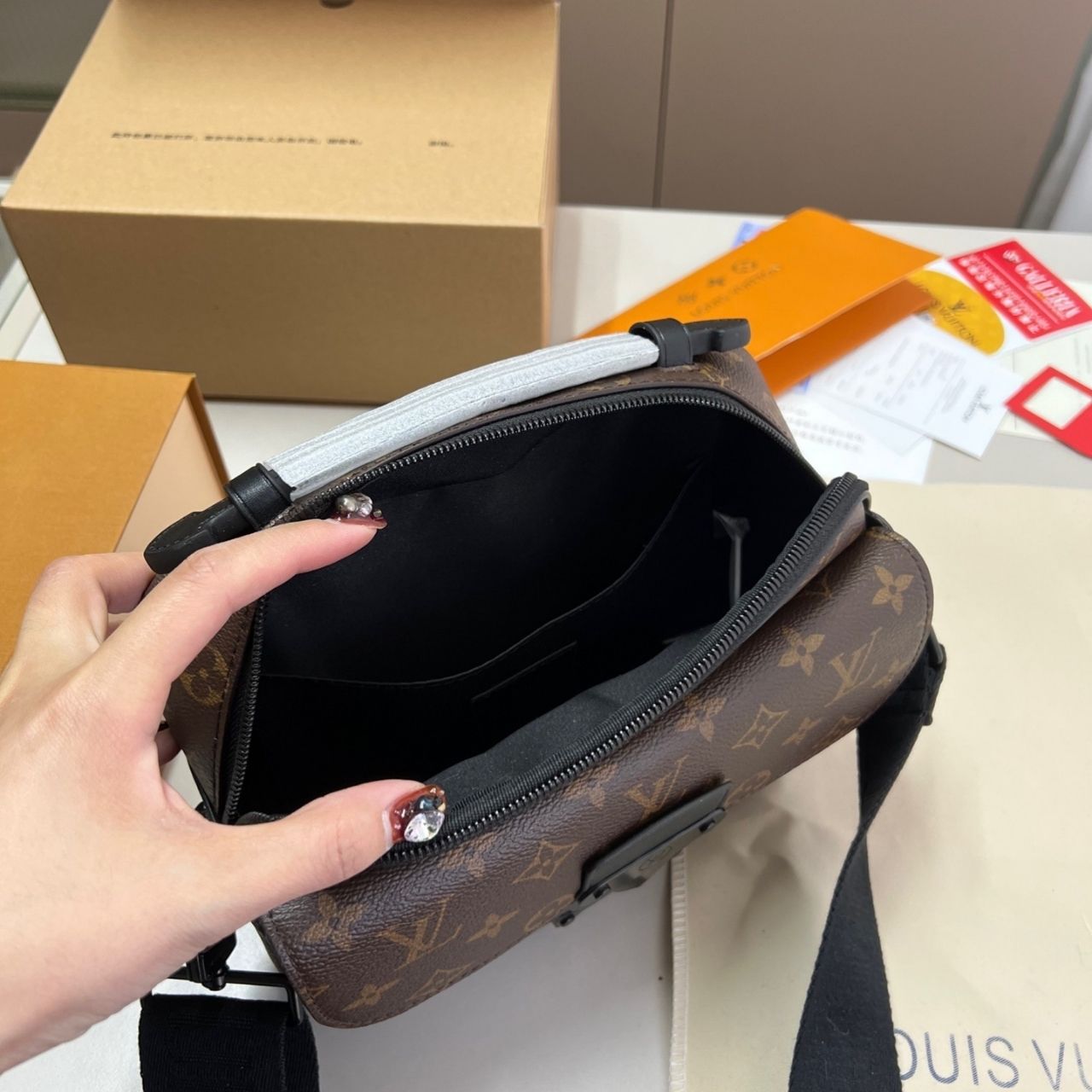 Louis Vuitton S Lock Messenger Monogram 25cm - Image 9