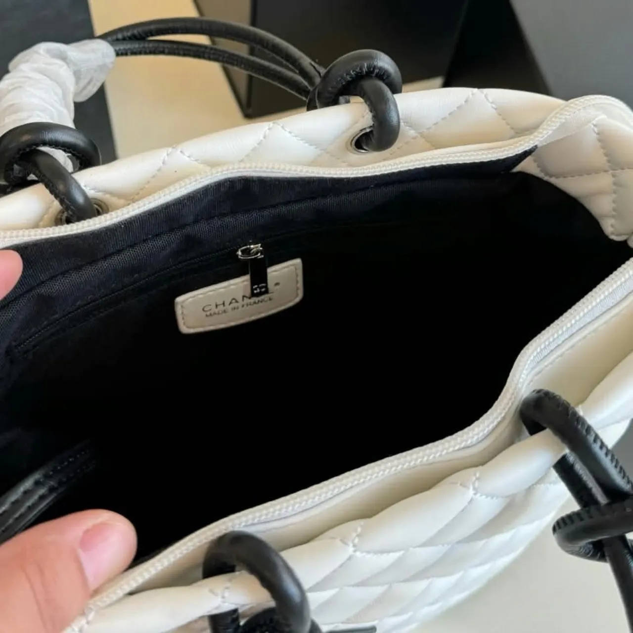 Chanel Cambon Line Medium Tote Bag In White And Black 20cm - Image 8