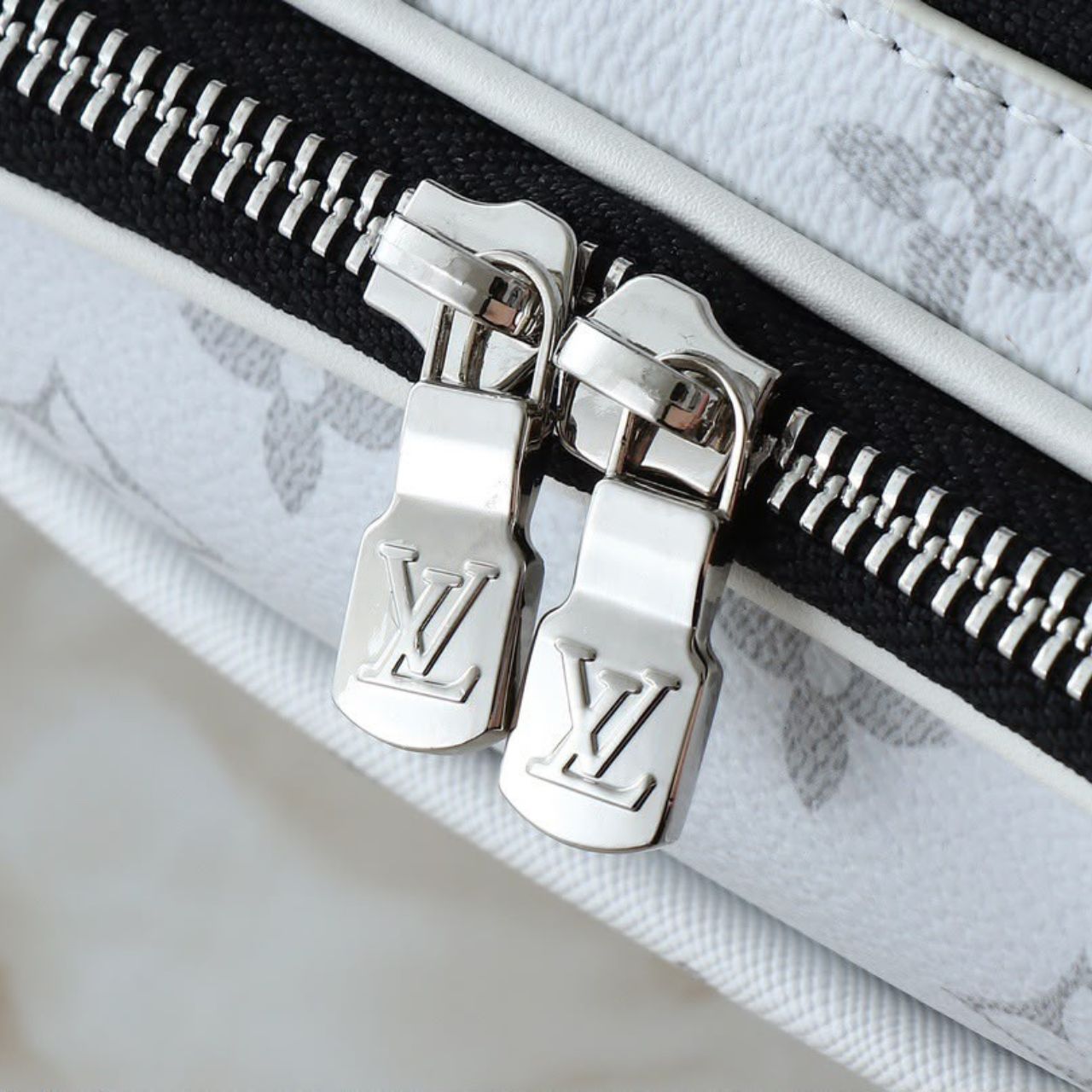 Louis Vuitton Alpha Messenger Optic White 24cm M31069 - Image 10