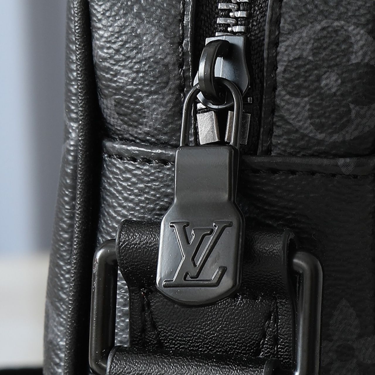 Louis Vuitton Getaway Messenger Monogram Eclipse 20cm M12518 - Image 10