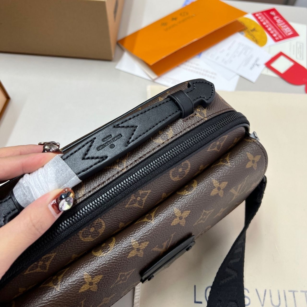 Louis Vuitton S Lock Messenger Monogram 25cm - Image 11