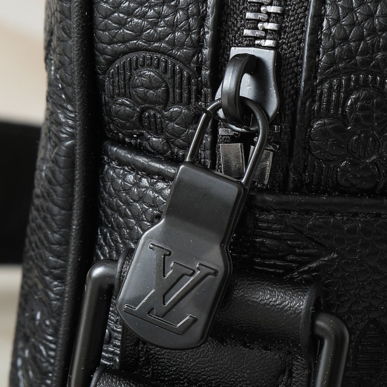 Louis Vuitton Getaway Messenger Monogram Shadow Embossed Black 20cm M12516 - Image 9