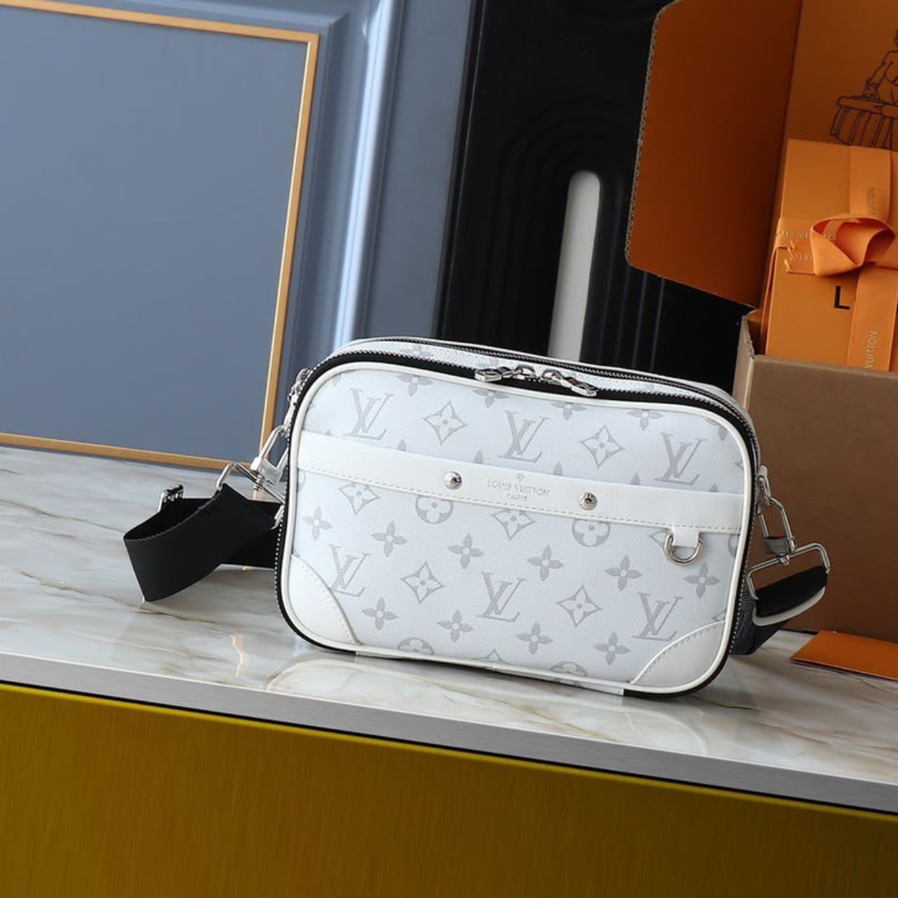 Louis Vuitton Alpha Messenger Optic White 24cm M31069 - Image 3