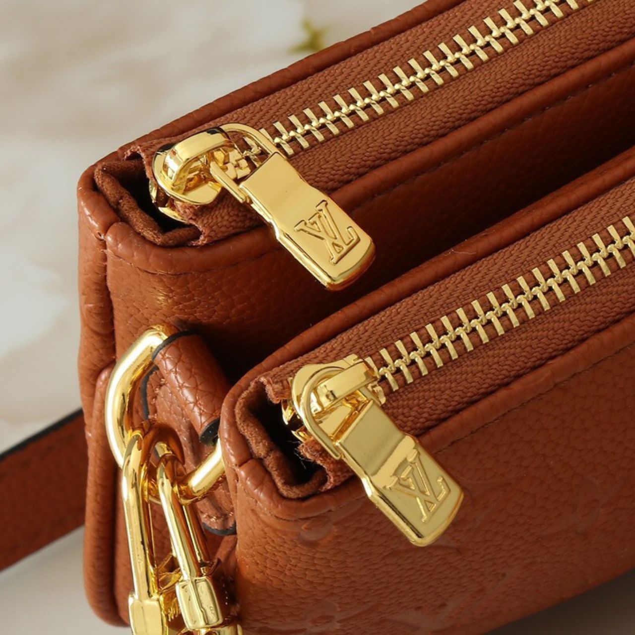 Louis Vuitton Liv Pochette Cognac Brown 26cm M11916 - Image 7