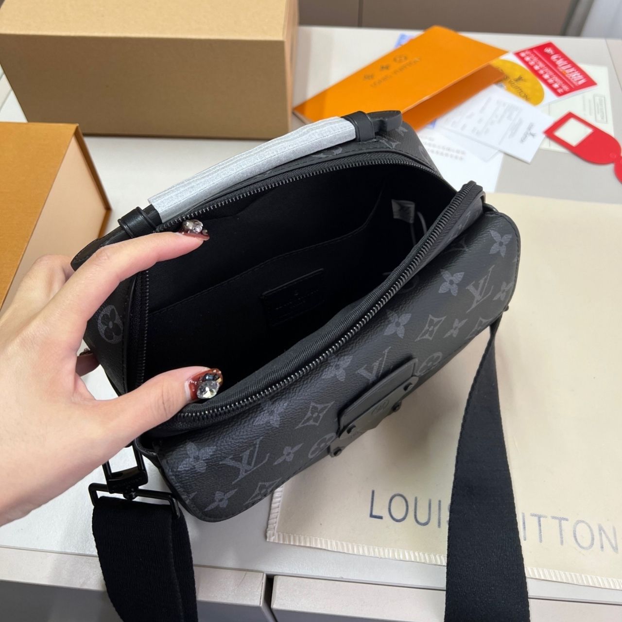 Louis Vuitton S Lock Messenger Monogram Eclipse 25cm - Image 8