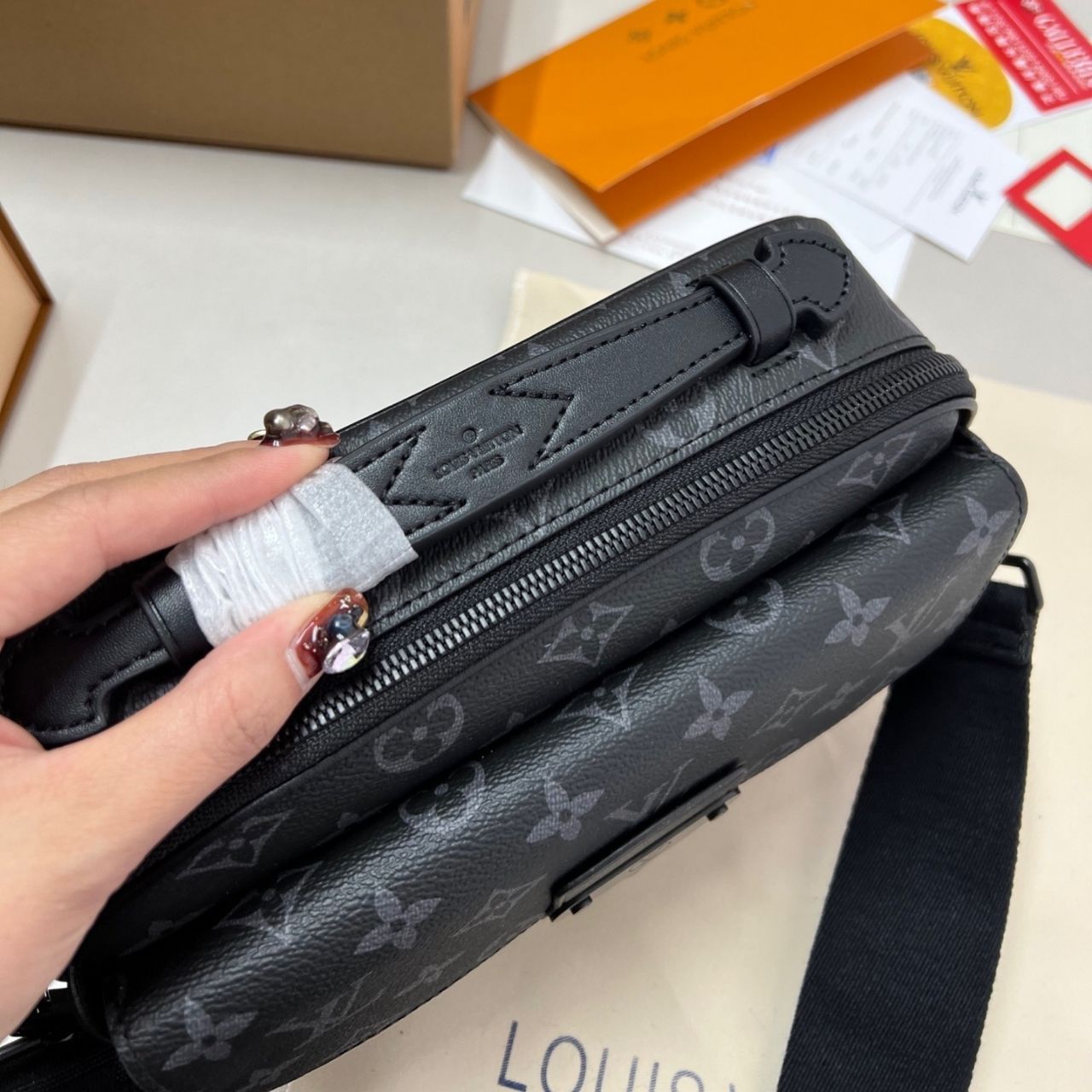 Louis Vuitton S Lock Messenger Monogram Eclipse 25cm - Image 10