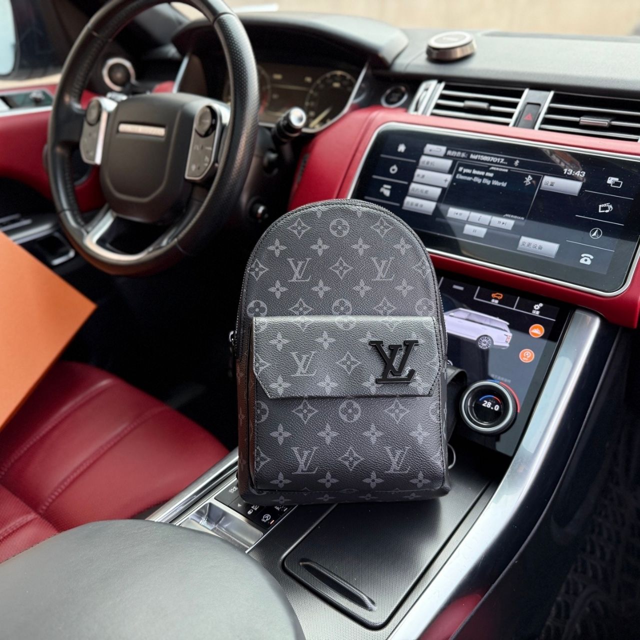 Louis Vuitton Avenue Slingbag Monogram Eclipse Black 20cm - Image 2