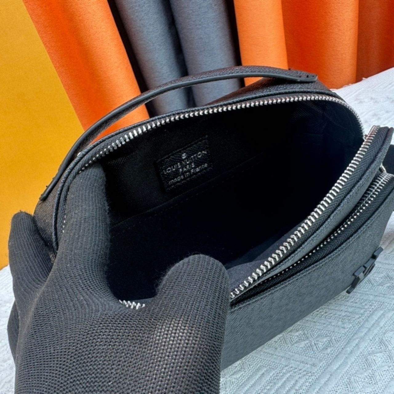Louis Vuitton Avenue Messenger Taiga Black Bag 22.5cm - Image 9
