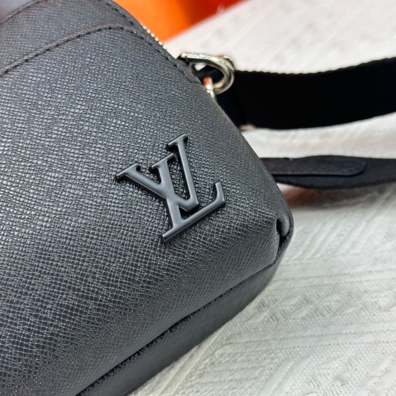 Louis Vuitton Avenue Messenger Taiga Black Bag 22.5cm - Image 8
