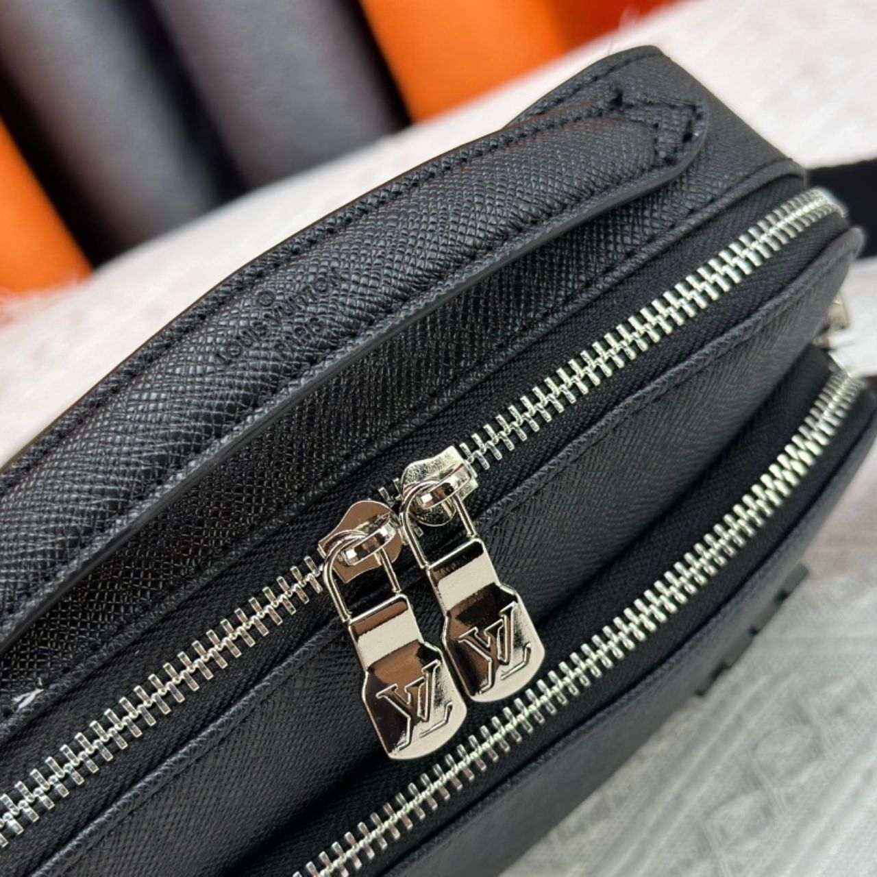 Louis Vuitton Avenue Messenger Taiga Black Bag 22.5cm - Image 7