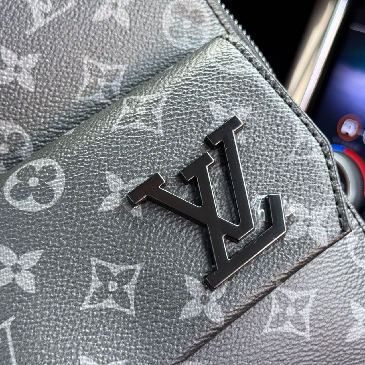 Louis Vuitton Avenue Slingbag Monogram Eclipse Black 20cm - Image 9