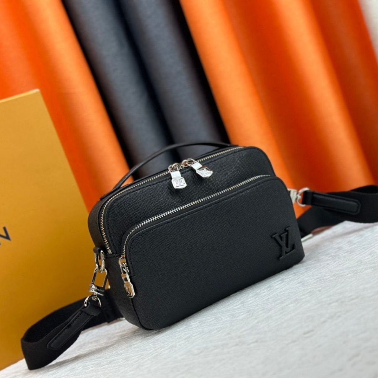 Louis Vuitton Avenue Messenger Taiga Black Bag 22.5cm - Image 3