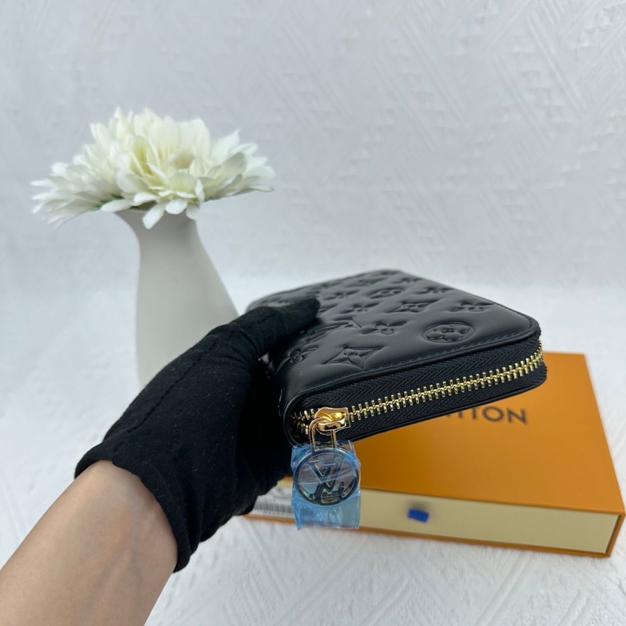 Louis Vuitton Zippy Wallet Monogram Embossed Black 19.5cm M81510 - Image 4