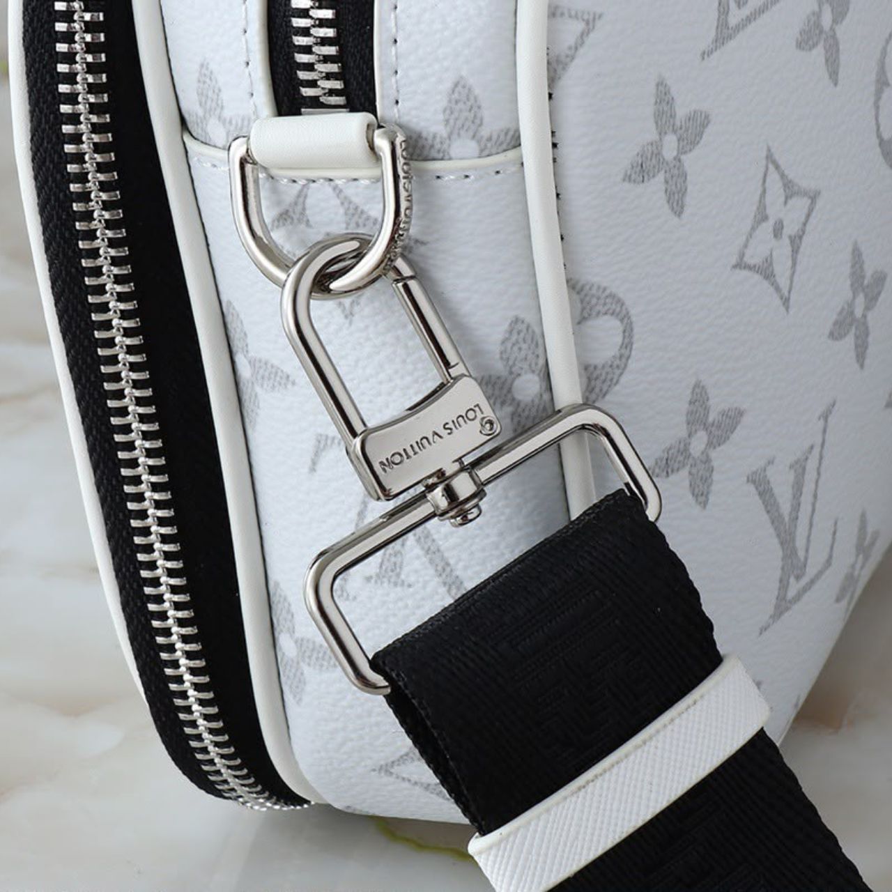 Louis Vuitton Alpha Messenger Optic White 24cm M31069 - Image 9