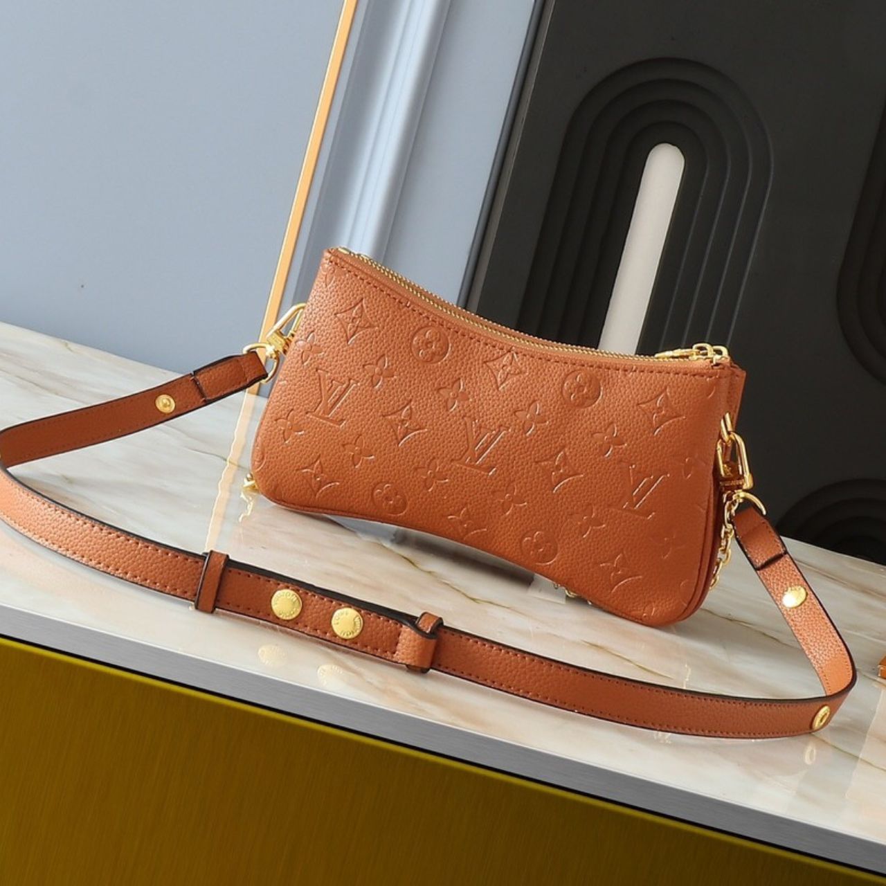 Louis Vuitton Liv Pochette Cognac Brown 26cm M11916 - Image 9