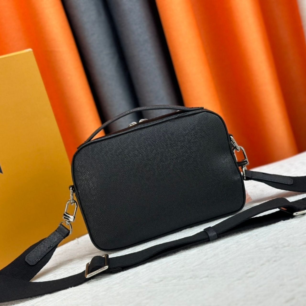 Louis Vuitton Avenue Messenger Taiga Black Bag 22.5cm - Image 5