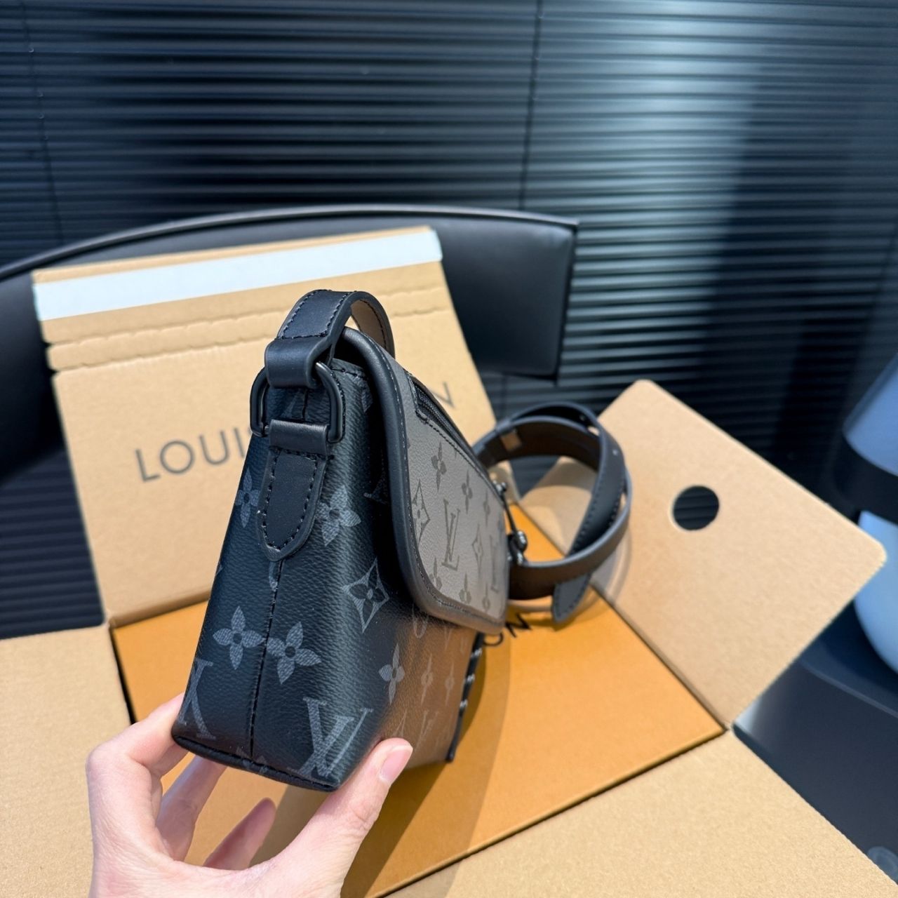 Louis Vuitton Pulse Wearable Wallet Monogram Eclipse 15cm M12806 - Image 5