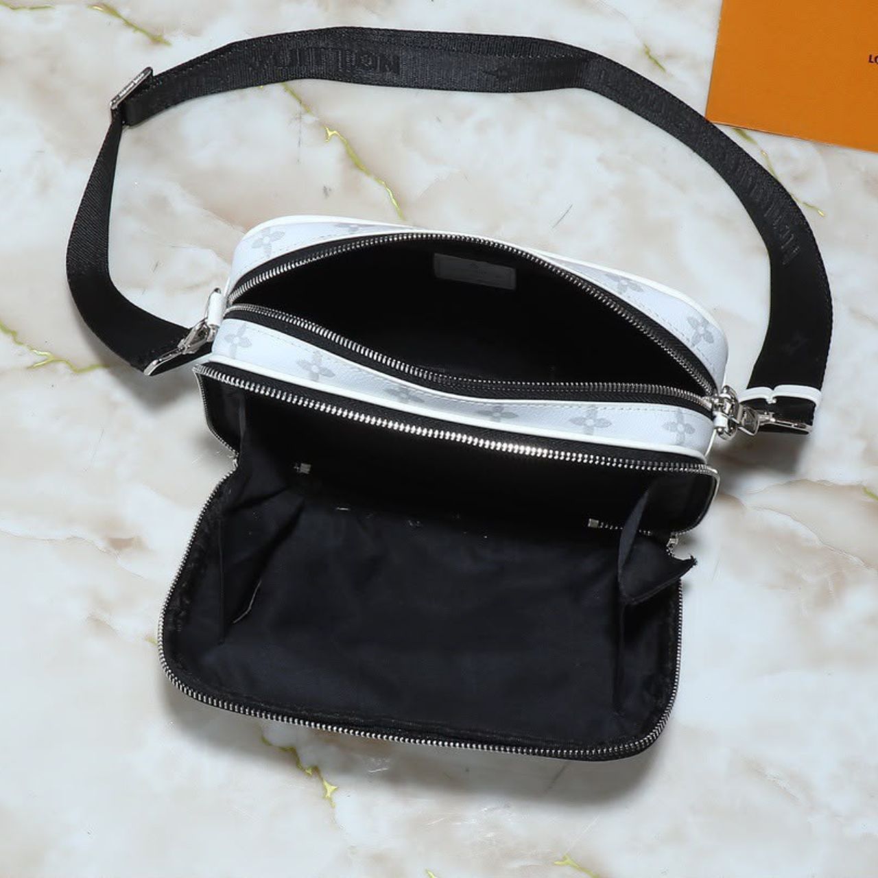 Louis Vuitton Alpha Messenger Optic White 24cm M31069 - Image 7